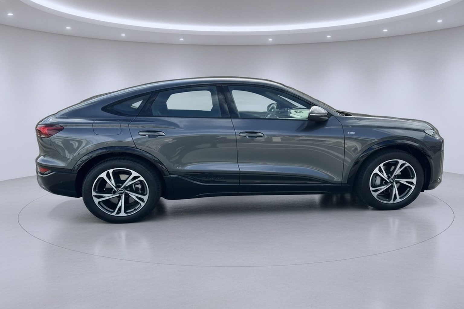 Stessa auto con fondale showroom professionale