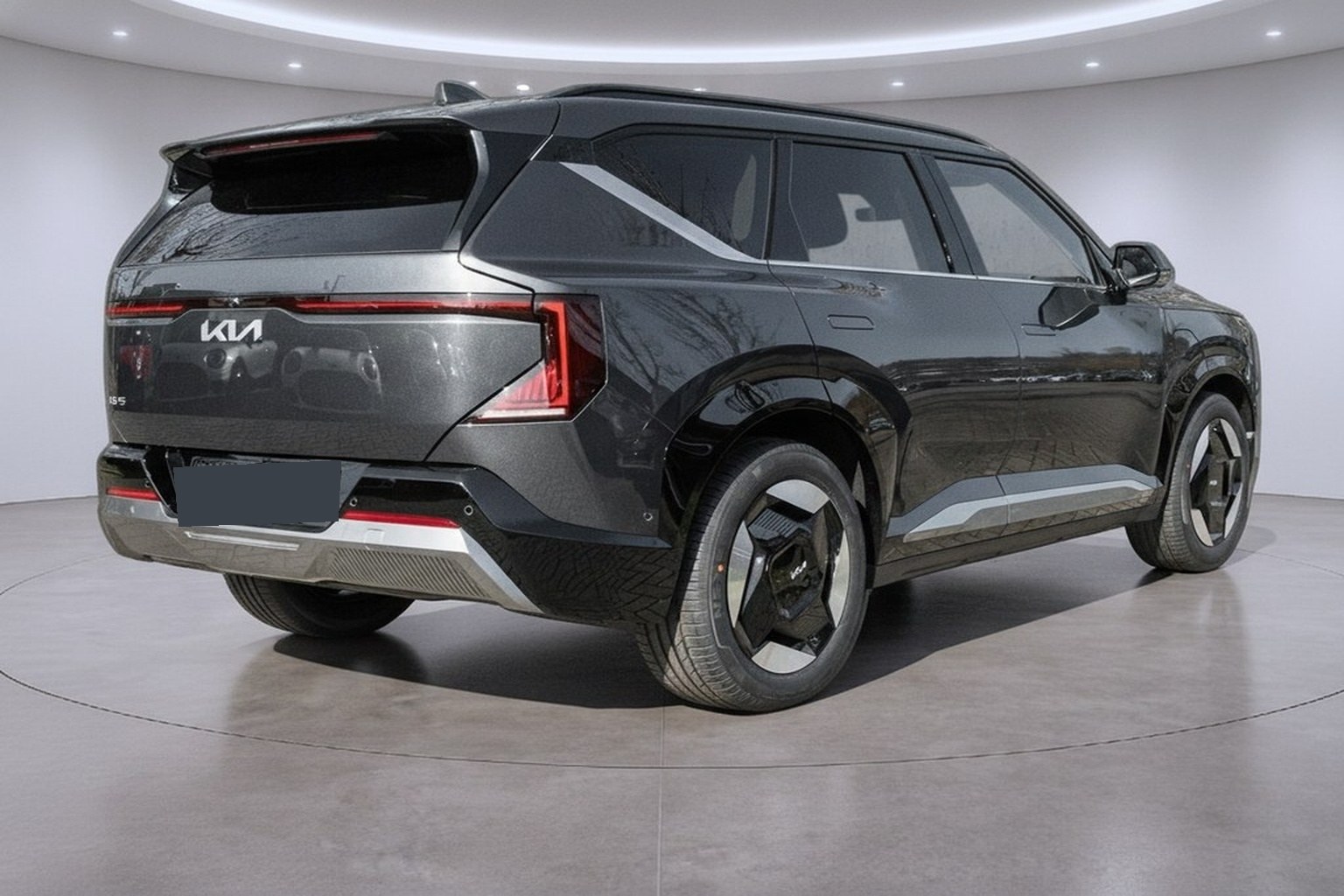 Stessa auto con fondale showroom professionale