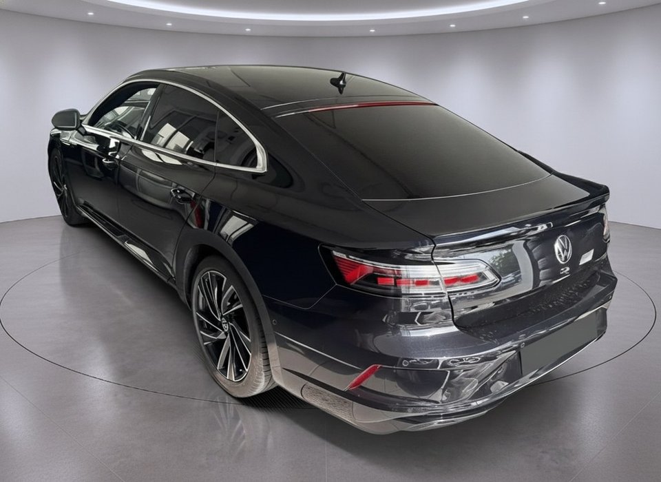 Stessa auto con fondale showroom professionale