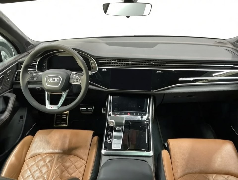 Stessa auto con fondale showroom professionale