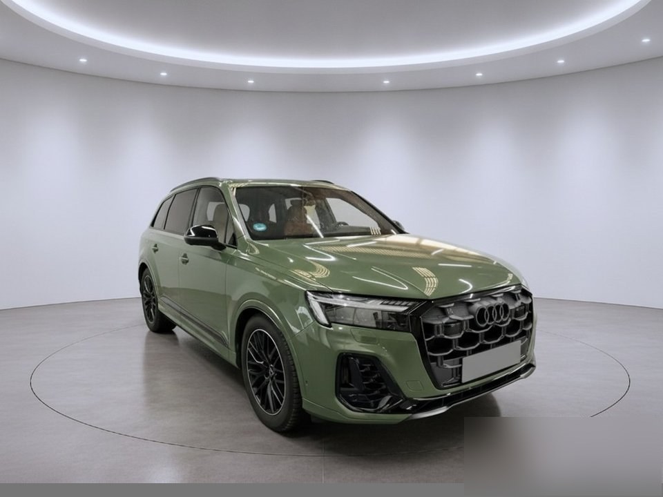 Stessa auto con fondale showroom professionale