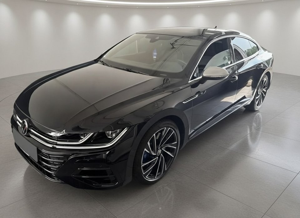 Stessa auto con fondale showroom professionale