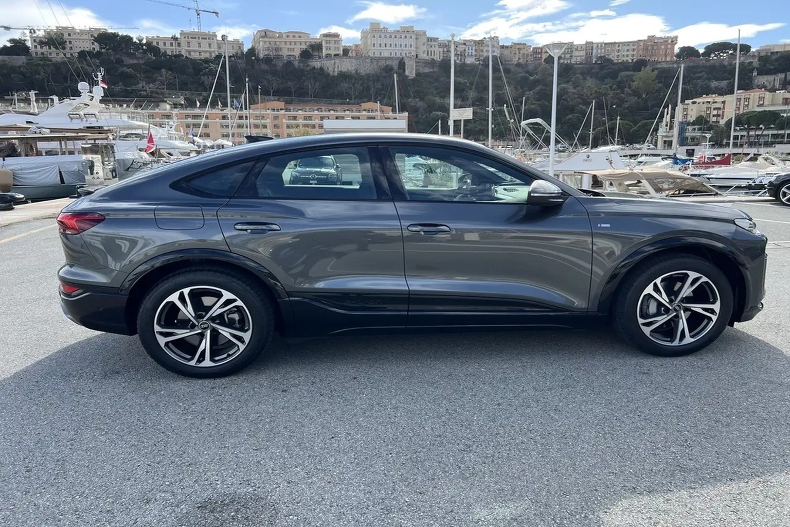 Auto fotografata in piazzale prima dell'elaborazione