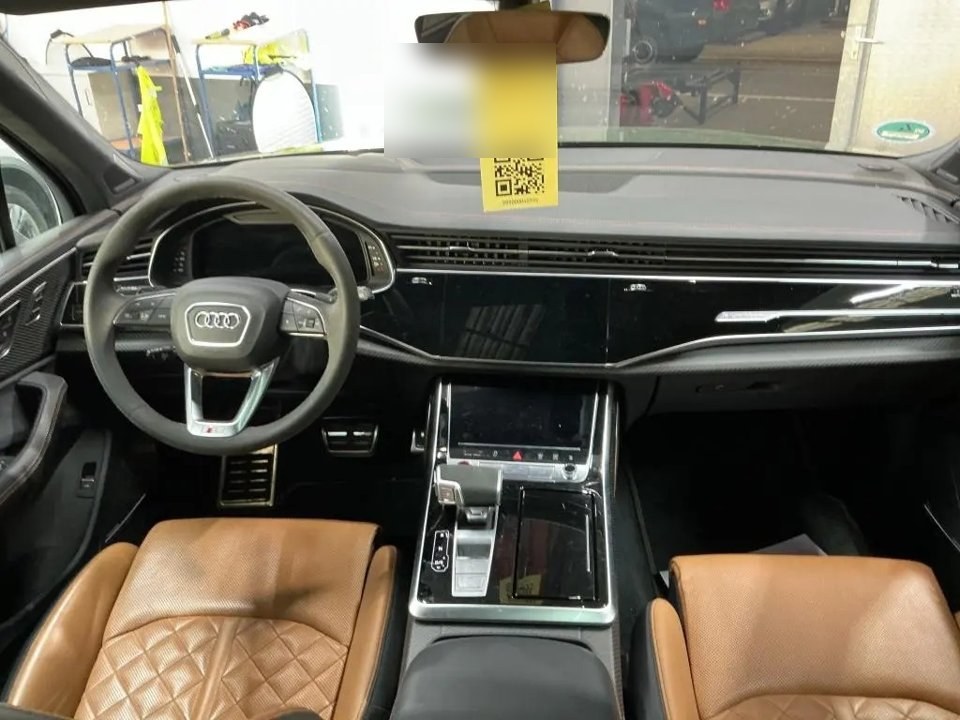 Auto fotografata in piazzale prima dell'elaborazione