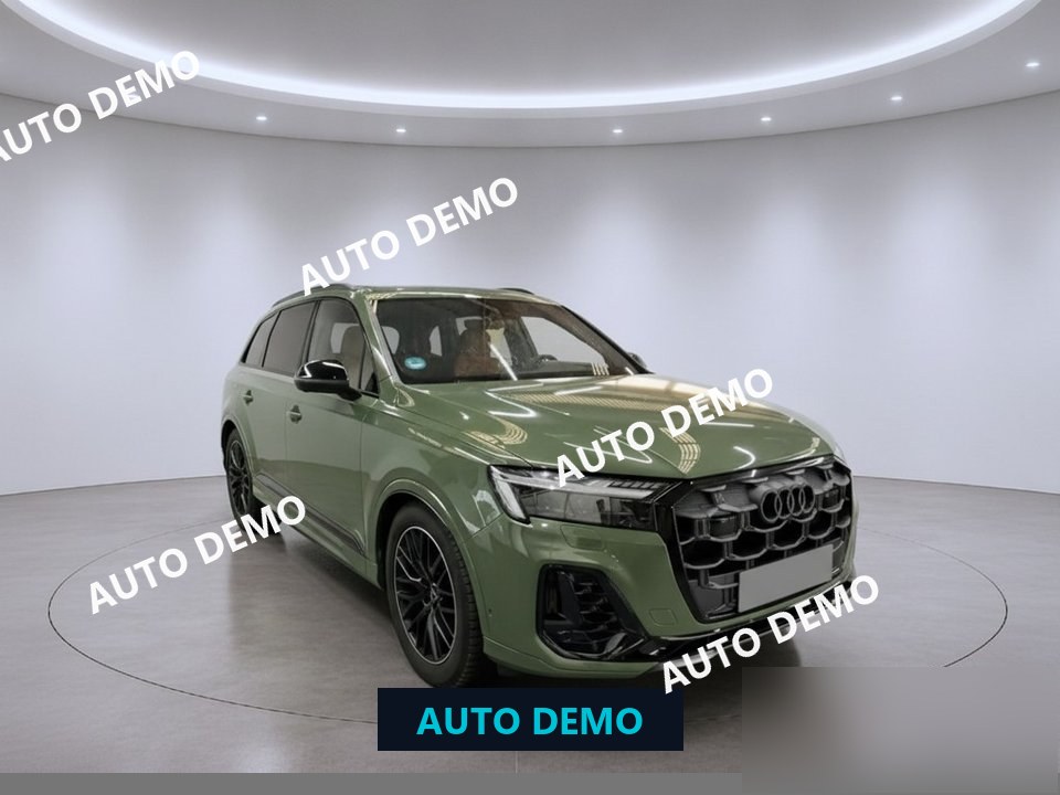 Auto fotografata in piazzale prima dell'elaborazione